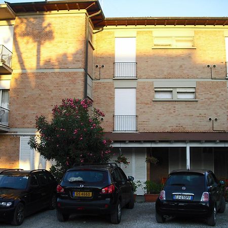 Hotel Garden Tirrenia Bagian luar foto