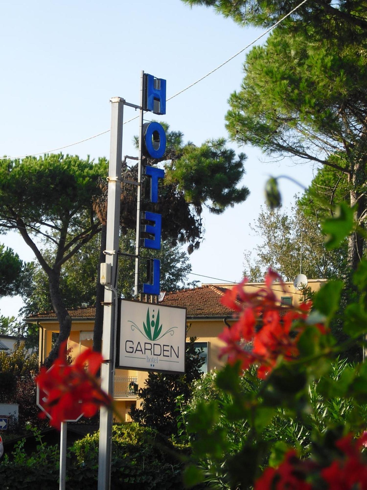 Hotel Garden Tirrenia Bagian luar foto