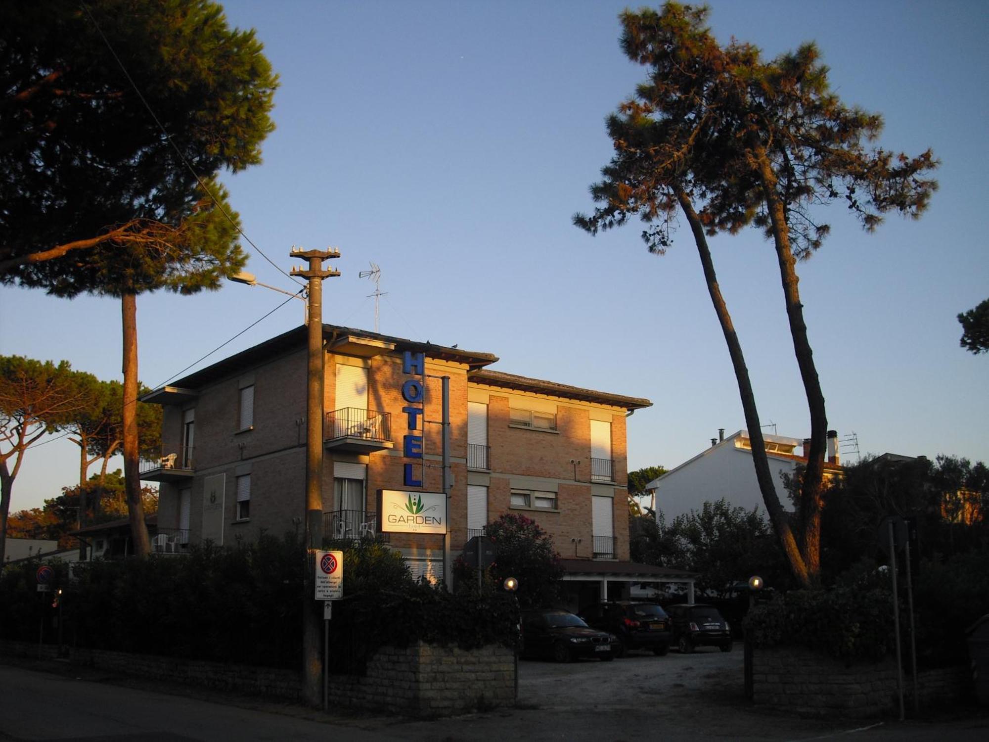 Hotel Garden Tirrenia Bagian luar foto