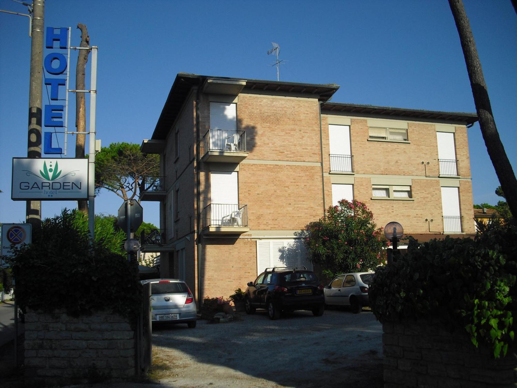 Hotel Garden Tirrenia Bagian luar foto