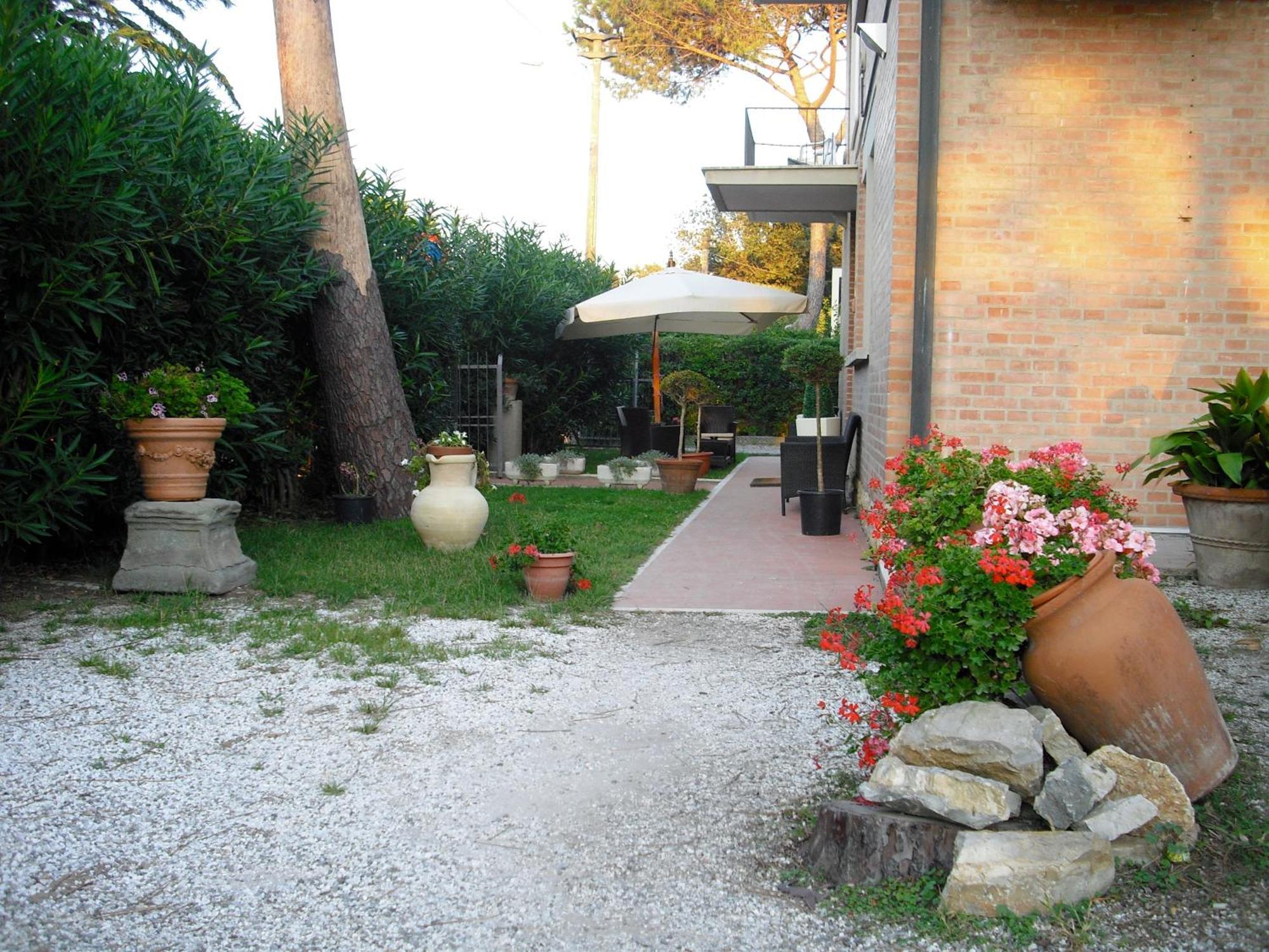 Hotel Garden Tirrenia Bagian luar foto