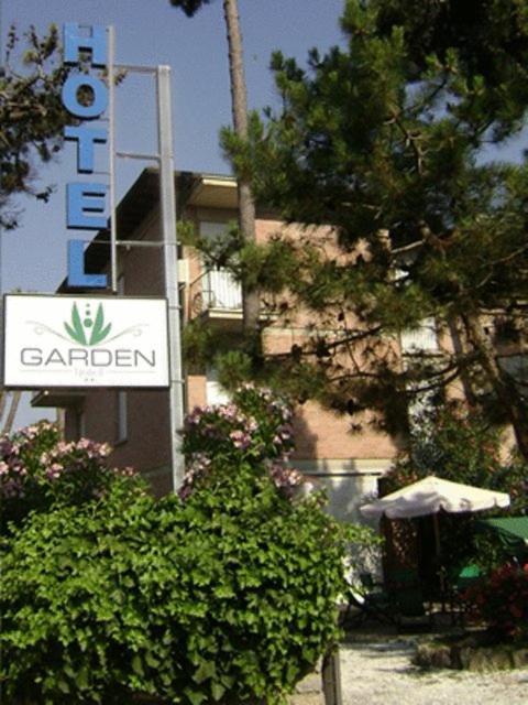 Hotel Garden Tirrenia Bagian luar foto